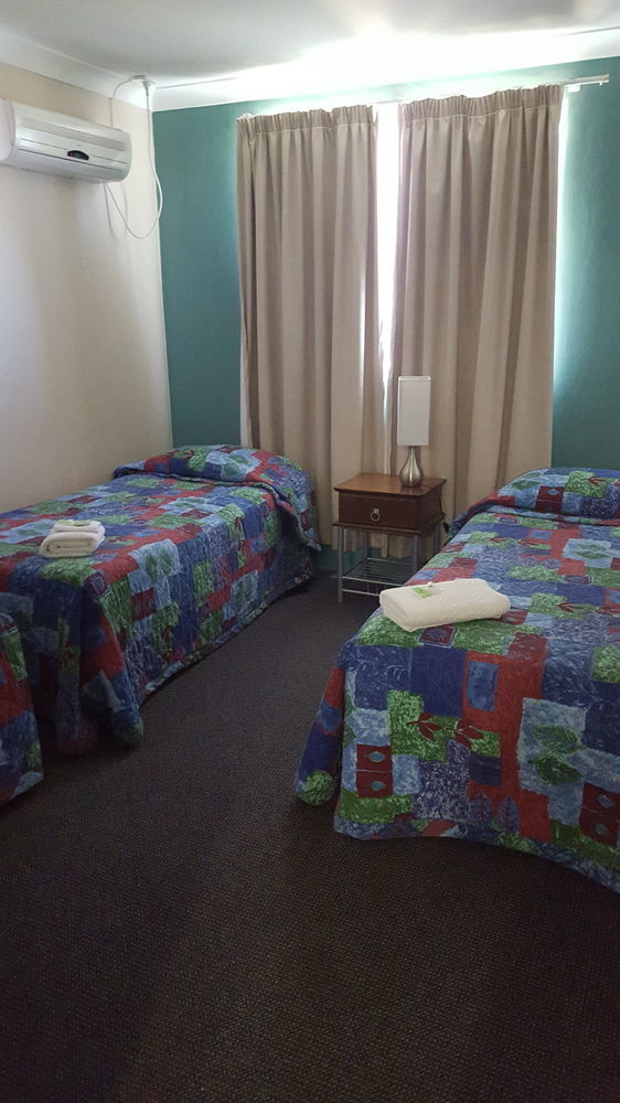 טאמוורת' Almond Inn מראה חיצוני תמונה