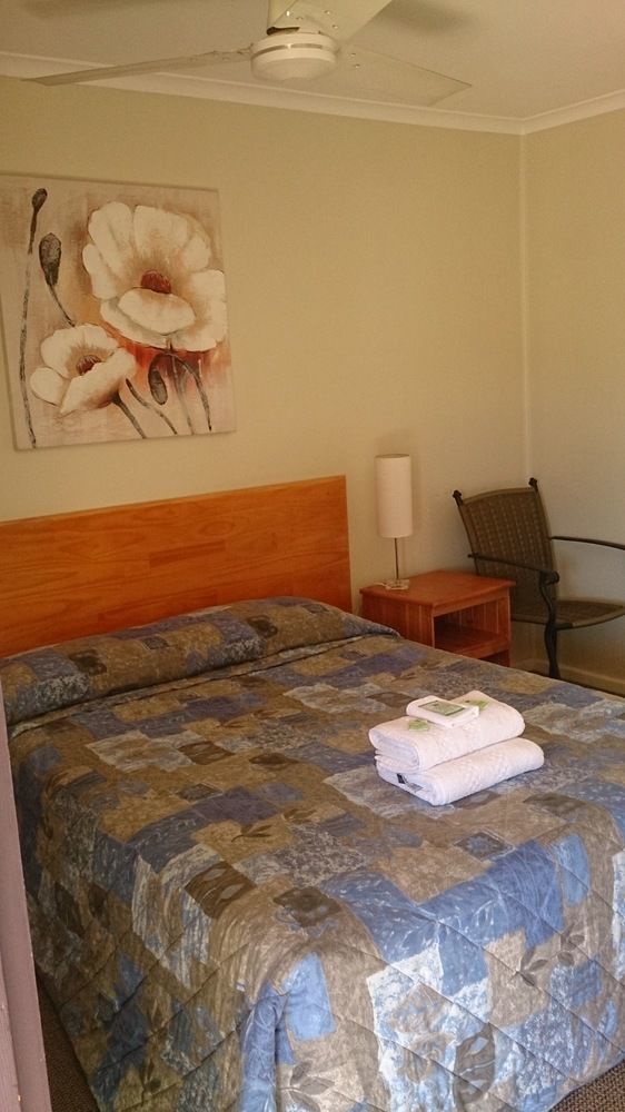 טאמוורת' Almond Inn מראה חיצוני תמונה