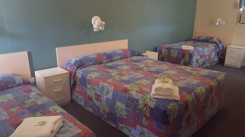 טאמוורת' Almond Inn מראה חיצוני תמונה
