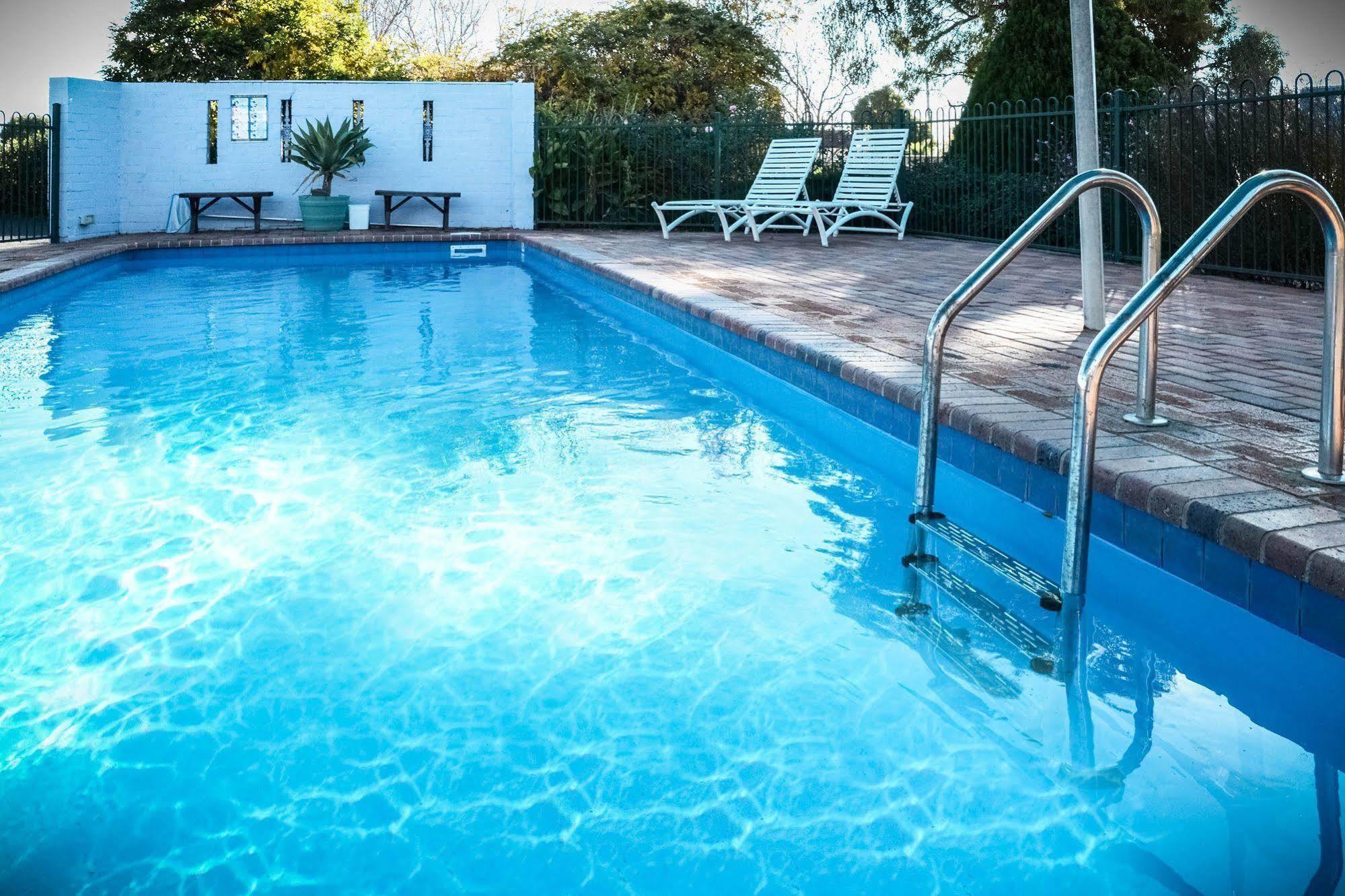 טאמוורת' Almond Inn מראה חיצוני תמונה