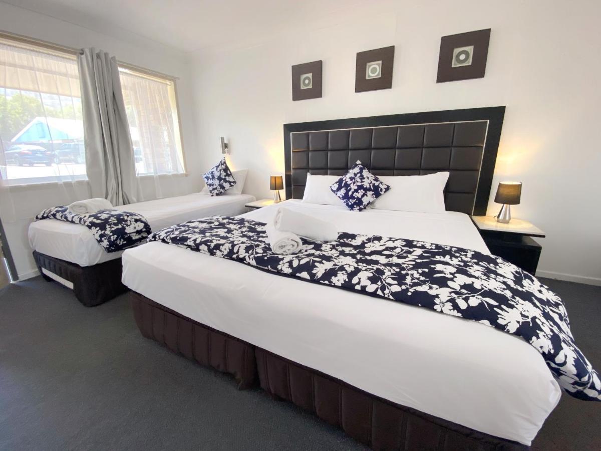טאמוורת' Almond Inn מראה חיצוני תמונה