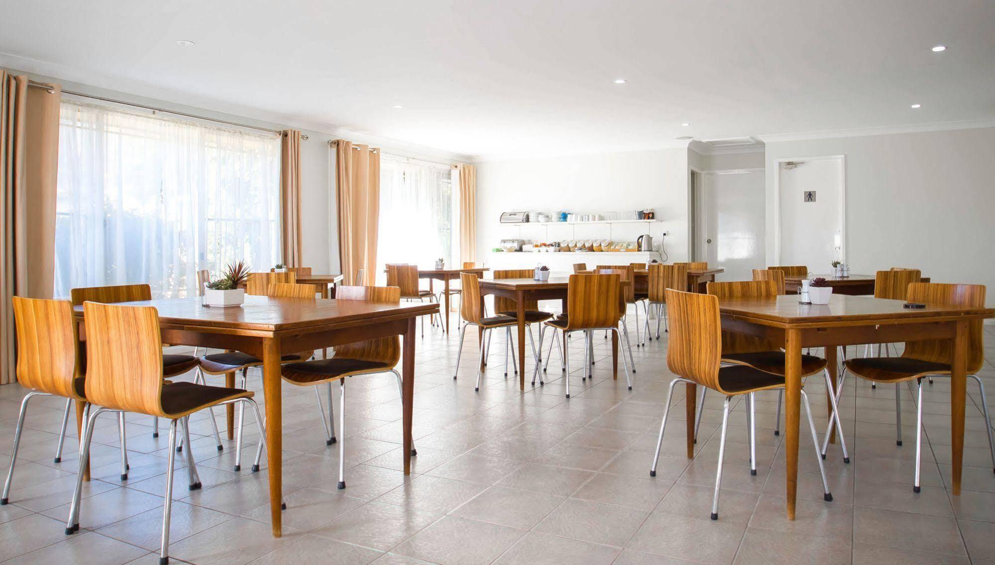 טאמוורת' Almond Inn מראה חיצוני תמונה