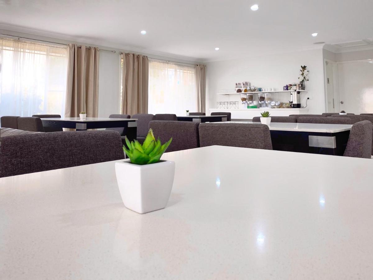 טאמוורת' Almond Inn מראה חיצוני תמונה